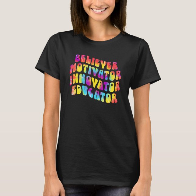 Camiseta Believer Motivator Innovator Educator Tie dye Teac (Frente)