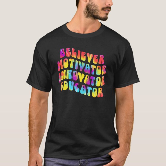 Camiseta Believer Motivator Innovator Educator Tie dye Teac (Frente)