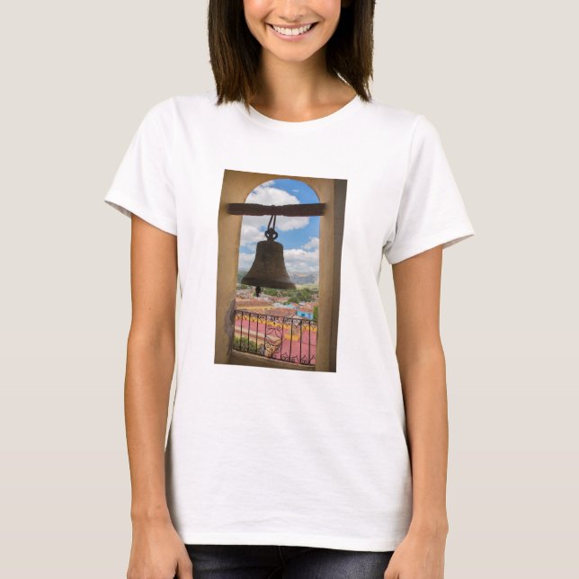 Camiseta Bell em uma torre de igreja, Cuba (Frente)