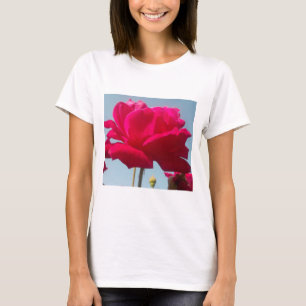 Camiseta Belo Rosa Celestial: Vermelho Contra Azul