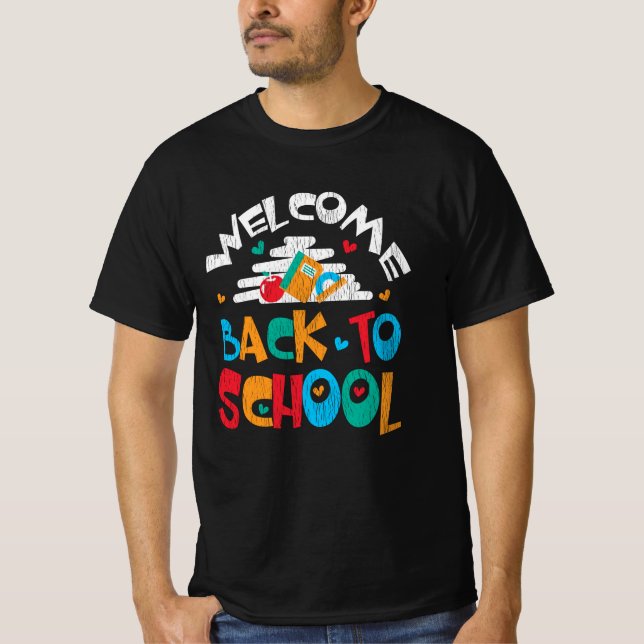 Camiseta Bem-vindo de volta à escola no primeiro dia de est (Frente)