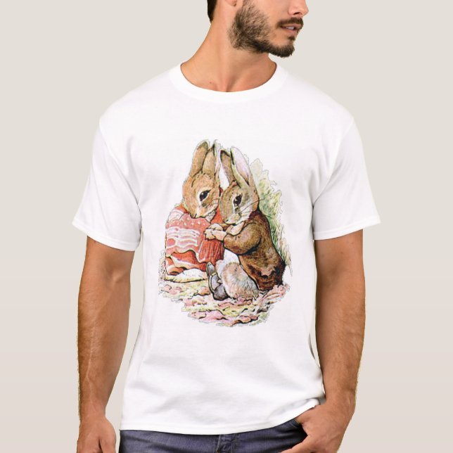 Camiseta Benjamin Bunny e Peter Rabbit planejam o ataque (Frente)