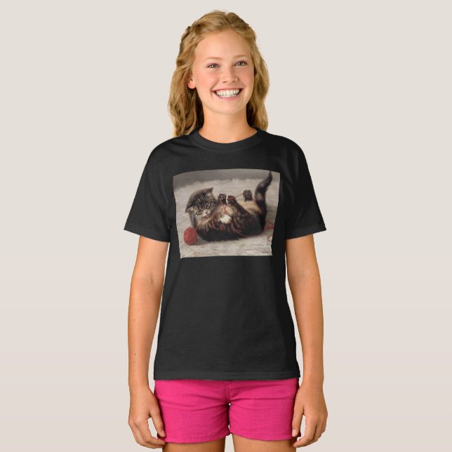 Camiseta Berço de Gato, Um Gato Brincando com um Novelo de  (Frente Completa)