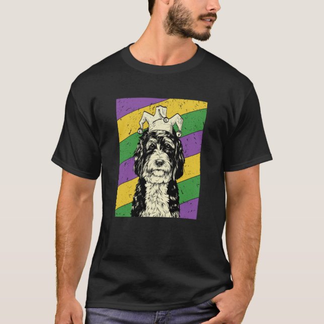 Camiseta Bernedoodle Jester Mardi Gras Doodle Dog Mom or Da (Frente)