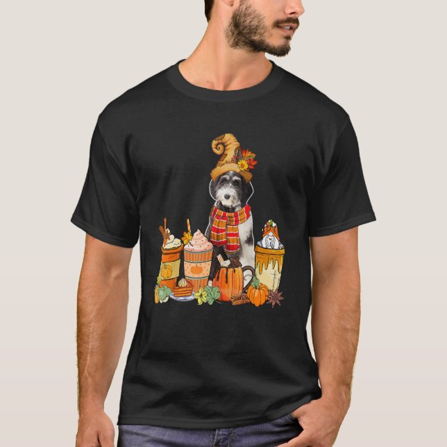 Camiseta Bernedoodle Vestindo O Chapéu Com Copas De Café Ca (Frente)
