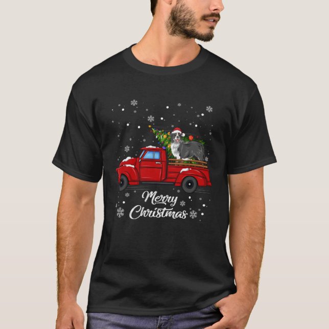 Camiseta Bernese mountain Riding Red Truck Merry Xmas Tree (Frente)