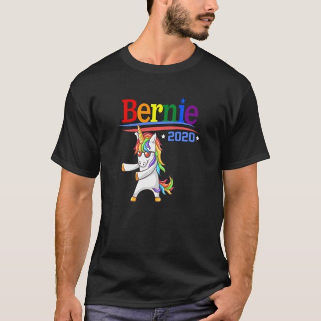 Camiseta Bernie 2020 Sanders Rainbow Lgbtq Unicorn Flossing (Frente)