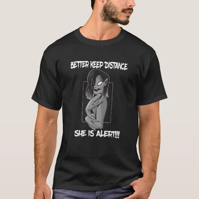 Camiseta Better keep distance she is alert creepy character (Frente)