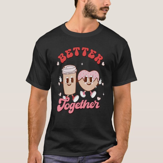 Camiseta Better Together Couple Coffee & Donut Groovy Valen (Frente)