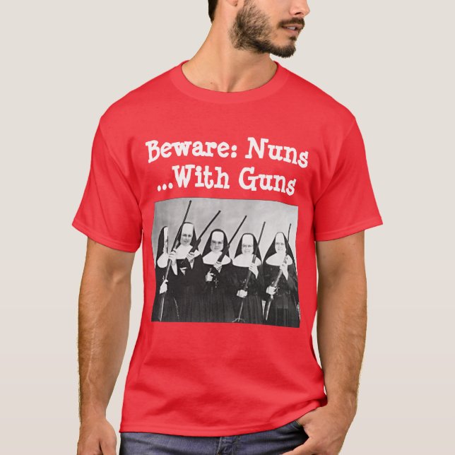 Camiseta Beware: Freiras… com armas (Frente)