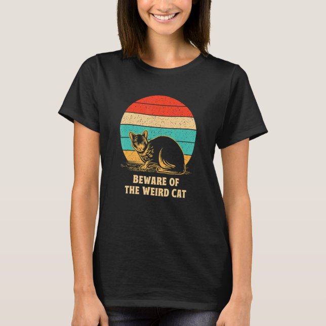 Camiseta Beware of the Weird Cat  Cat Mom Humor Cat Dad Fri (Frente)