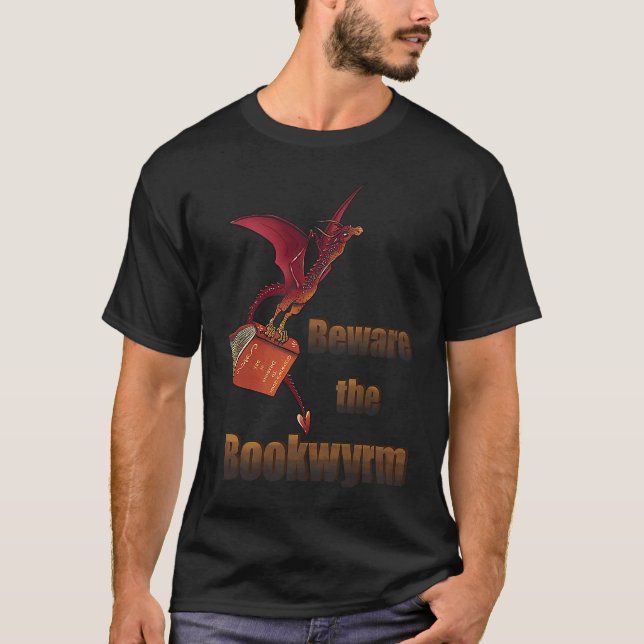 Camiseta Beware the Bookwyrm cute fantasy dragon pun (Frente)