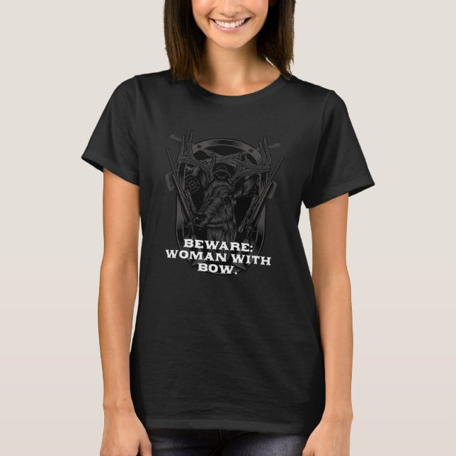 Camiseta Beware Woman with Bow  Hunting Humor Hunter Girlfr (Frente)