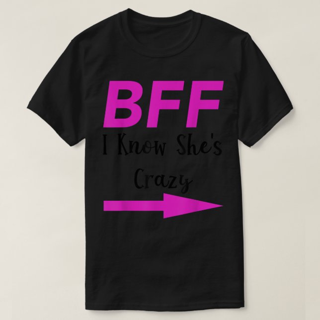 Camiseta BFF Eu Conheço Ela Maluca Correspondendo Amigos (Frente do Design)