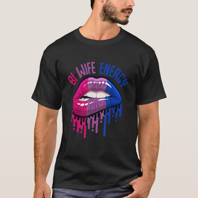 Camiseta Bi Wife Energy Lábios Bissexualidade Orgulho Bi Bi (Frente)