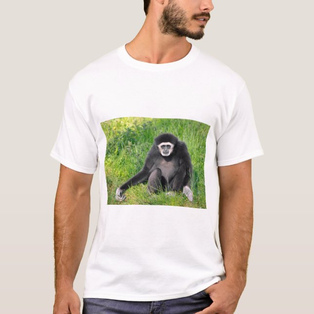 Camiseta Bibão de mãos brancas sentado na relva (Frente)