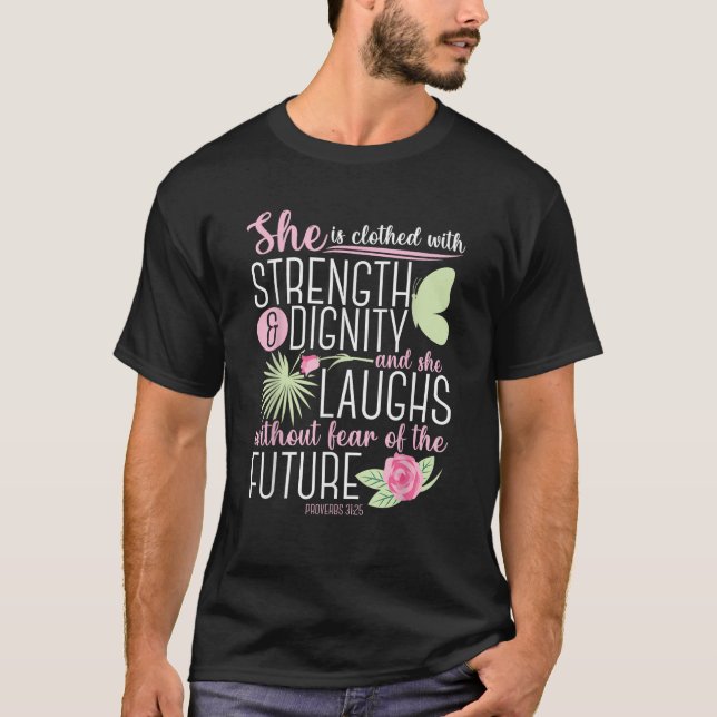 Camiseta Bíblia Cristã Versa Proverbs 31 25 Flor Rosa (Frente)