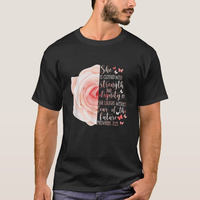 Camiseta Bíblia Cristã Versa Proverbs 31 25 Flor Rosa (Frente)