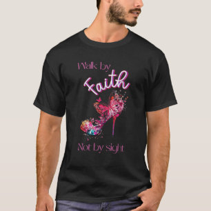 Camiseta Bíblia cristã Verse Walk pela fé Borboleta Heel