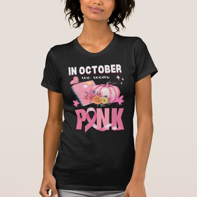 Camiseta Biblioteca de Canceres do Halloween de Fita Rosa v (Frente)