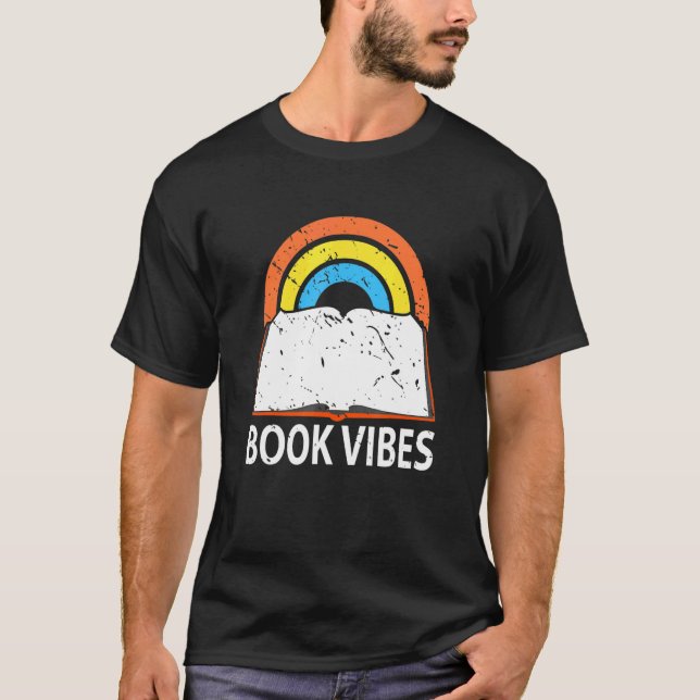 Camiseta Biblioteca do Bookworm Vibes do Livro Leitura do A (Frente)