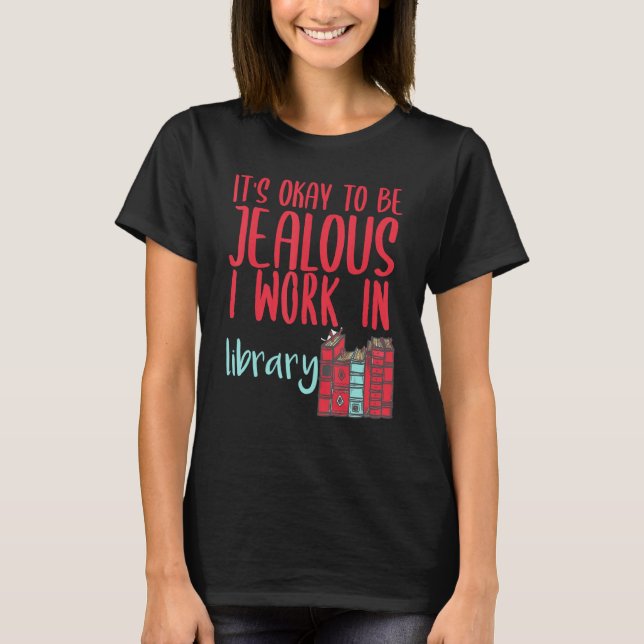 Camiseta Bibliotecário É Normal Ser Ciumento Eu Trabalho Em (Frente)