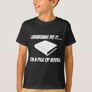 Camiseta Bibliotecários Fazem Isso... Em um monte de livro