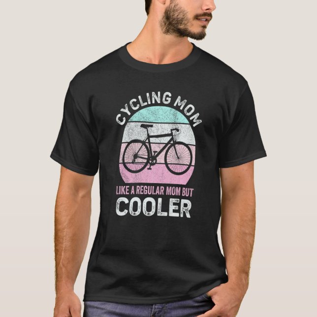 Camiseta Bicicletando A Mãe Como Uma Mãe Comum, Mas Cooler  (Frente)