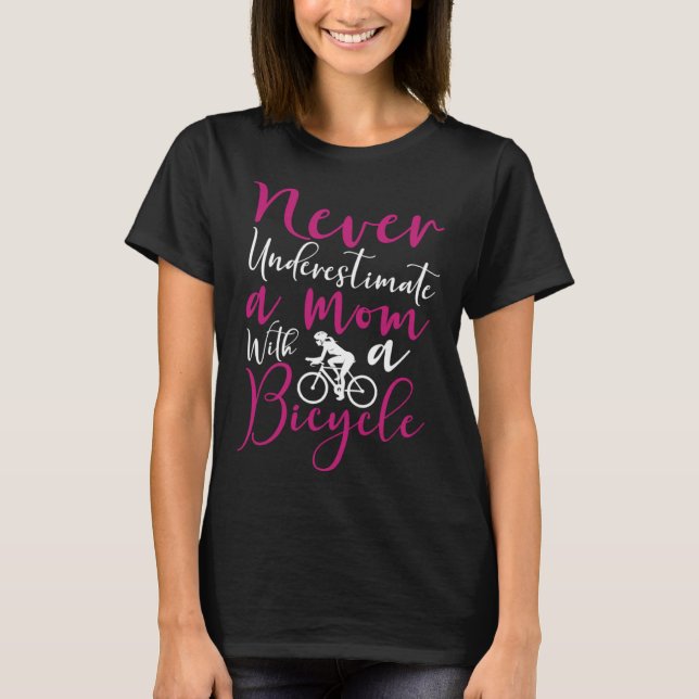 Camiseta Bicycle Cyclist Mom Never Underestimate a mom with (Frente)