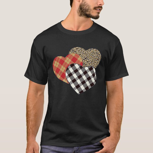 Camiseta Big Three Hearts Leopard Buffalo Plaid  Valentine' (Frente)