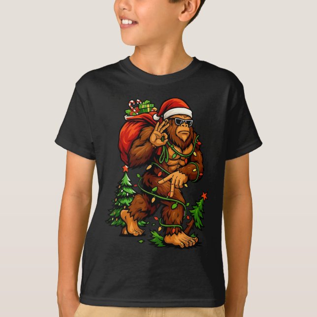 Camiseta Bigfoot 67 Christmas Tree Lights Xmas Men Sasquatc (Frente)