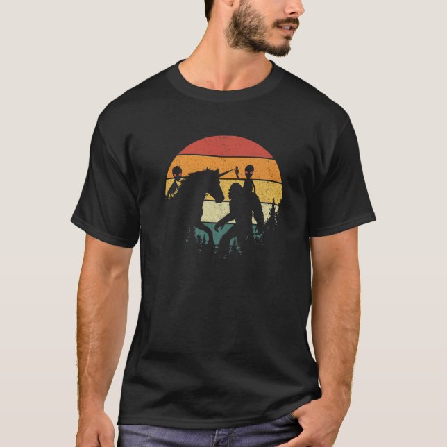 Camiseta Bigfoot andando no Unicórnio Engraçado Alienígena  (Frente)