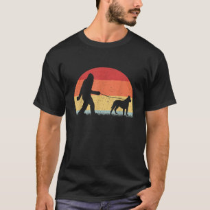 Camiseta Bigfoot Antigo Cão Pit bull Andando Sasquatch Dive