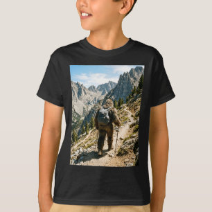 Camiseta Bigfoot caminhando engraçado sasquatch mochilão