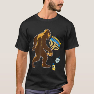 Camiseta Bigfoot Carrying Hanukkah Menorah Sasquatch Believ