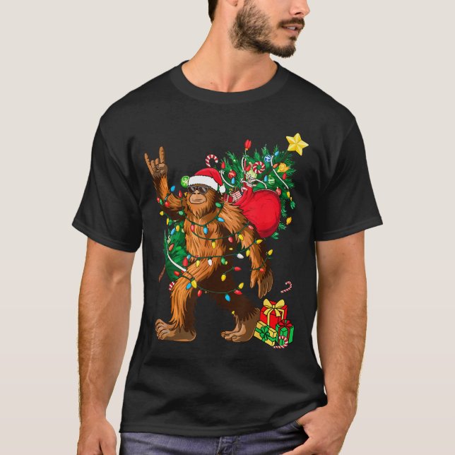 Camiseta Bigfoot Christmas Tree Lights Xmas Boys Men Sasqua (Frente)