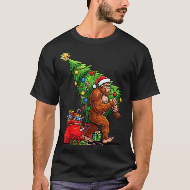 Camiseta Bigfoot Christmas Tree Xmas Lights Funny Sasquatch (Frente)
