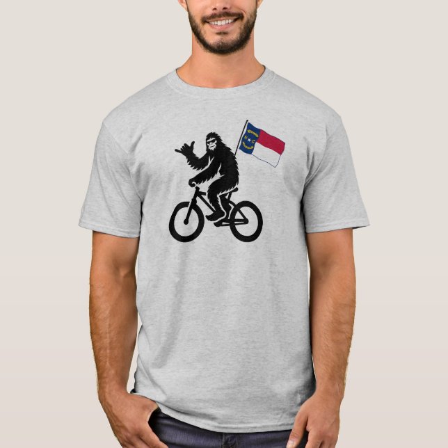 Camiseta Bigfoot Cycling North Carolina Flag (Frente)