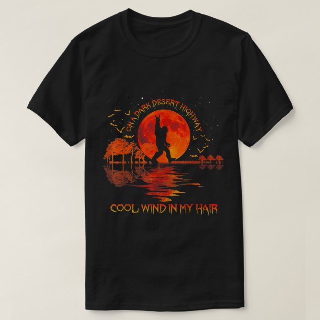 Camiseta Bigfoot Desert Highway Retro Moon Silhouette Art (Frente do Design)