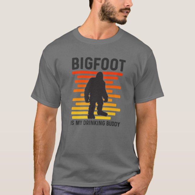 Camiseta Bigfoot É O Meu Bebendo Amigo Retro Sasquatch (Frente)