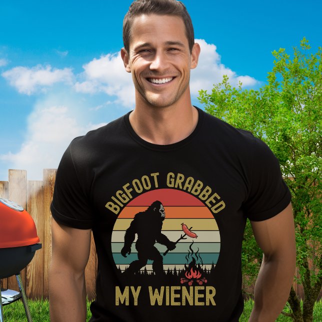 Camiseta Bigfoot Grabbed My Wiener – Funny Sasquatch Hot do (Criador carregado)