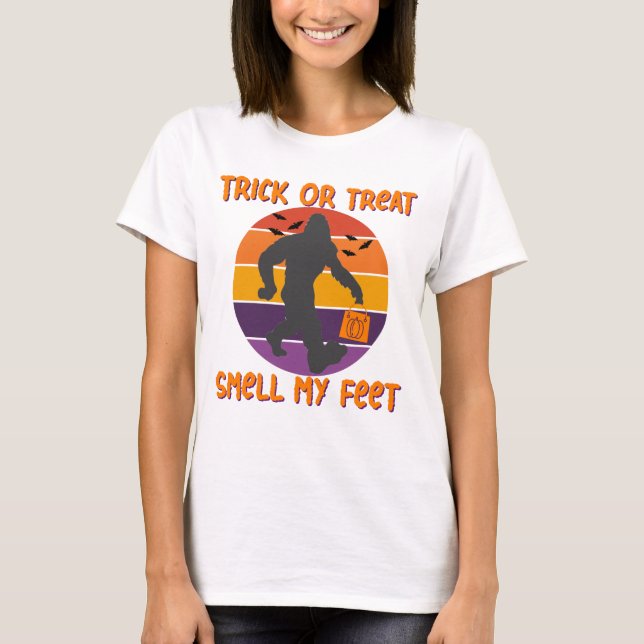 Camiseta Bigfoot Halloween Trick ou trata o cheiro dos meus (Frente)