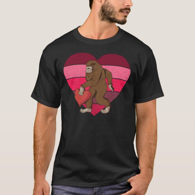 Camiseta Bigfoot Heart Engraçado Valentine Day Love Sasquat (Frente)
