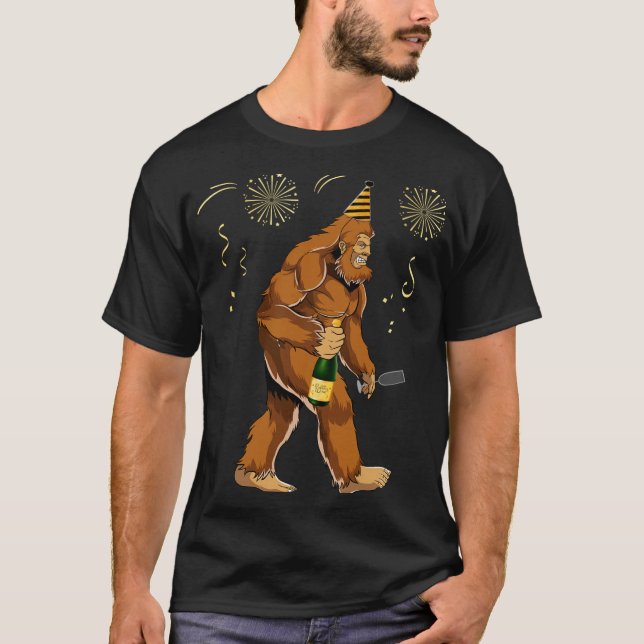 Camiseta Bigfoot New Year Funny Outfit Sasquatch Holiday 20 (Frente)