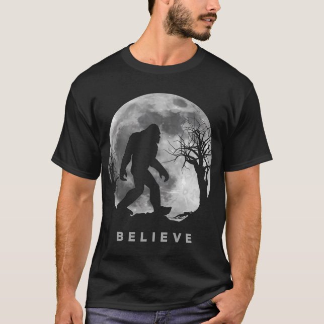 Camiseta Bigfoot Night Full Moon Eu Acredito Sasquatch (Frente)