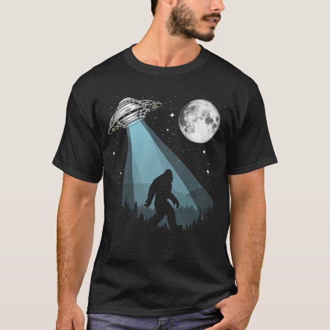 Camiseta Bigfoot OVNI Conspiração Lua Estrelas Noite Nature (Frente)