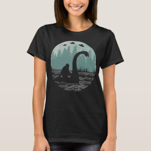 Camiseta Bigfoot Riding Loch Ness Monster Nessie Funny Sasq