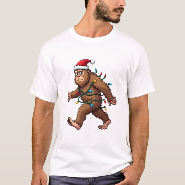 Camiseta Bigfoot Santa Christmas Tree Lights Xmas Boys Men  (Frente)