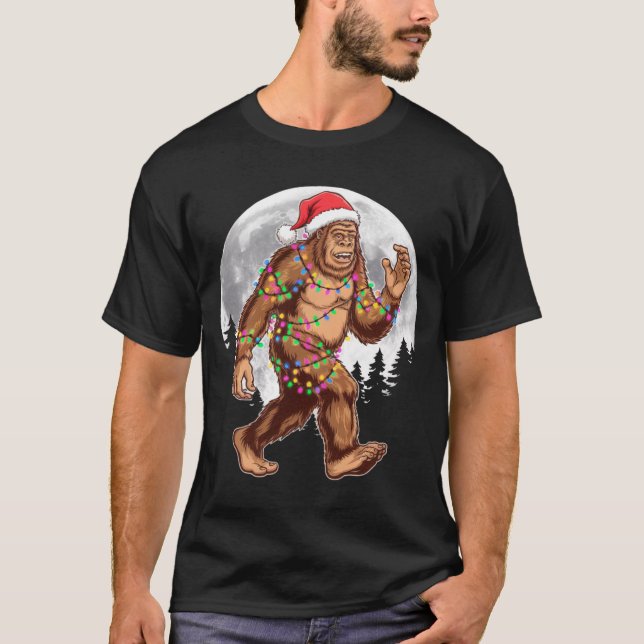 Camiseta Bigfoot Santa Christmas Tree Lights Xmas Sasquatch (Frente)
