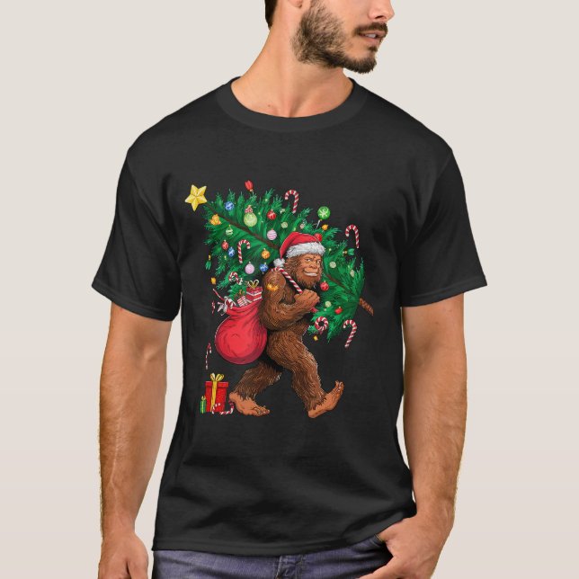 Camiseta Bigfoot Santa Most Wonderful Christmas Tree Lights (Frente)